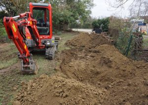 Préparation du trou à l'aide d'une mini-pelle