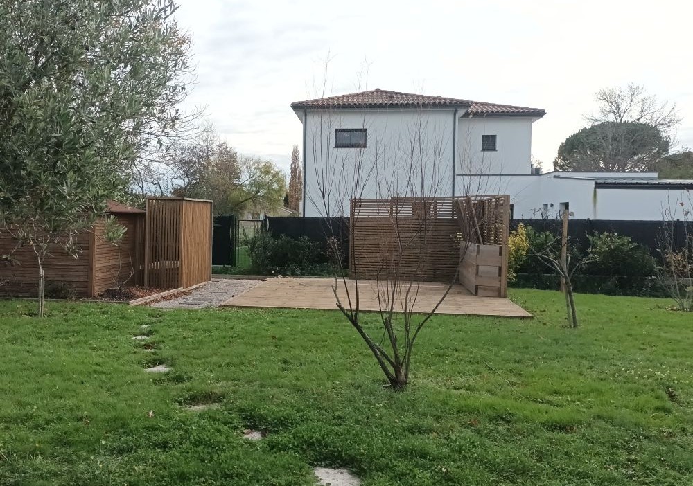 Vue jardin avec maison de voisin